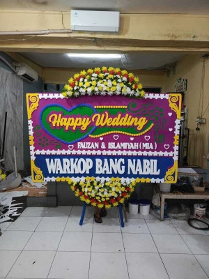 Papan Bunga di Bambu Apus